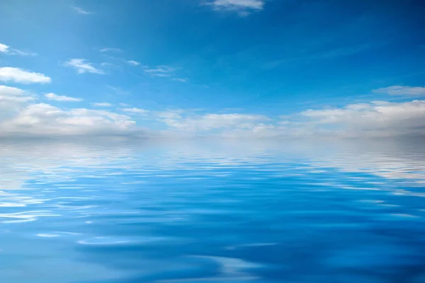 Reflejo Del Cielo Soleado Nublado Tranquila Superficie Del Embalse — Foto de Stock