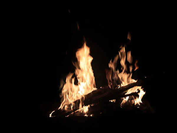 明亮的火焰和火篝火在夜间 — 图库照片