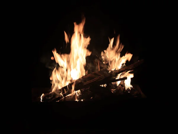 明るい炎と夜火たき火 — ストック写真