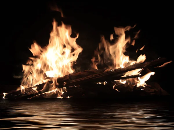 Отражение Яркого Пламени Поверхности Воды — стоковое фото