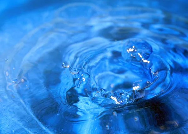 在液体的表面上的花哨的模式后 击中一滴水 — 图库照片