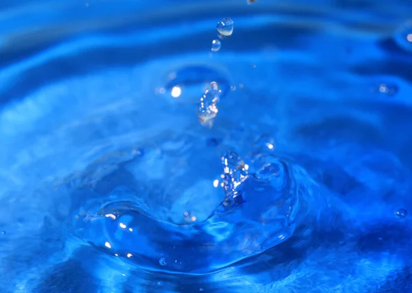 在液体的表面上的花哨的模式后 击中一滴水 — 图库照片