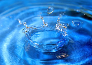 bir damla su isabet sonra sıvı yüzeyinde süslü desen