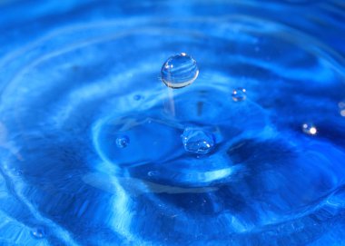 bir damla su isabet sonra sıvı yüzeyinde süslü desen