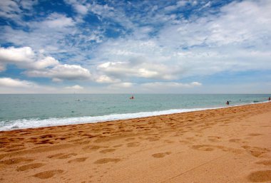 Güneşli yaz göğün altında güzel kumlu plaj