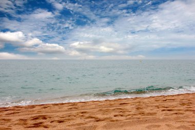 Güneşli yaz göğün altında güzel kumlu plaj