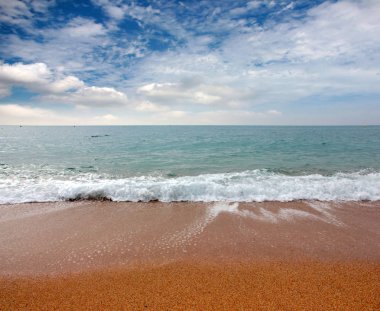 Güneşli yaz göğün altında güzel kumlu plaj