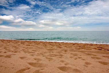 Güneşli yaz göğün altında güzel kumlu plaj