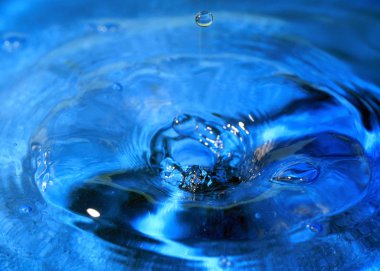 bir damla su isabet sonra sıvı yüzeyinde süslü desen