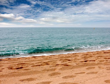 Güneşli yaz göğün altında güzel kumlu plaj