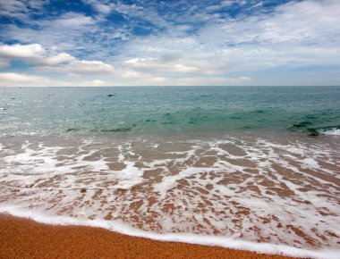 Güneşli yaz göğün altında güzel kumlu plaj