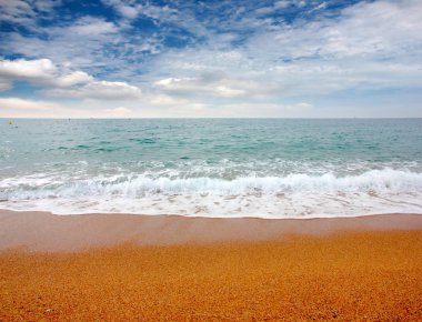 Güneşli yaz göğün altında güzel kumlu plaj