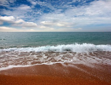 Güneşli yaz göğün altında güzel kumlu plaj