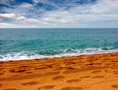 Güneşli yaz göğün altında güzel kumlu plaj