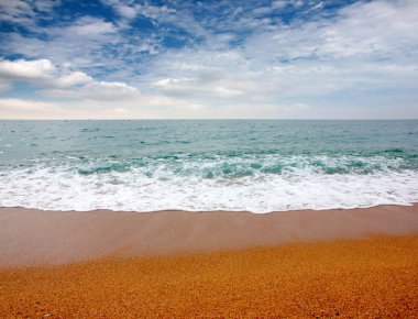 Güneşli yaz göğün altında güzel kumlu plaj