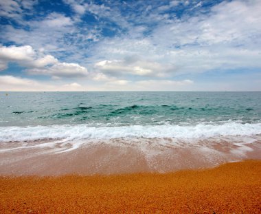 Güneşli yaz göğün altında güzel kumlu plaj