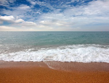 Güneşli yaz göğün altında güzel kumlu plaj