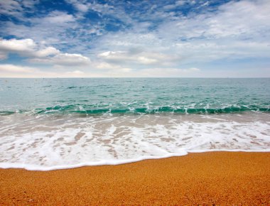 Güneşli yaz göğün altında güzel kumlu plaj