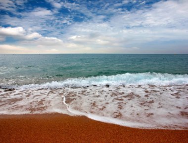 Güneşli yaz göğün altında güzel kumlu plaj