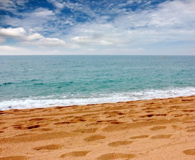 Güneşli yaz göğün altında güzel kumlu plaj