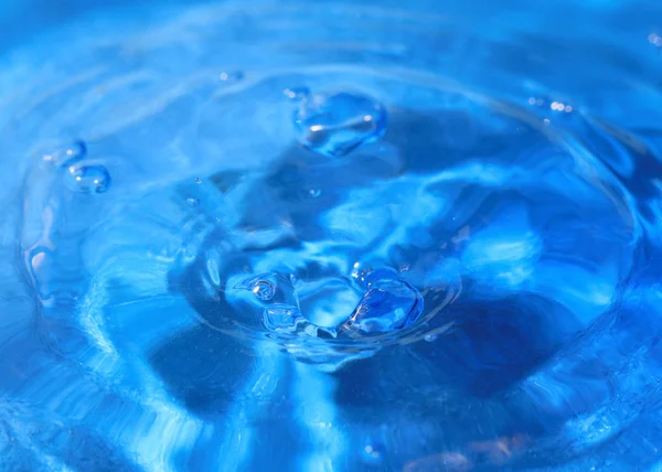 bir damla su isabet sonra sıvı yüzeyinde süslü desen