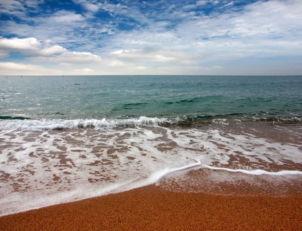 Schöner Sandstrand Unter Sonnigem Sommerhimmel — Stockfoto