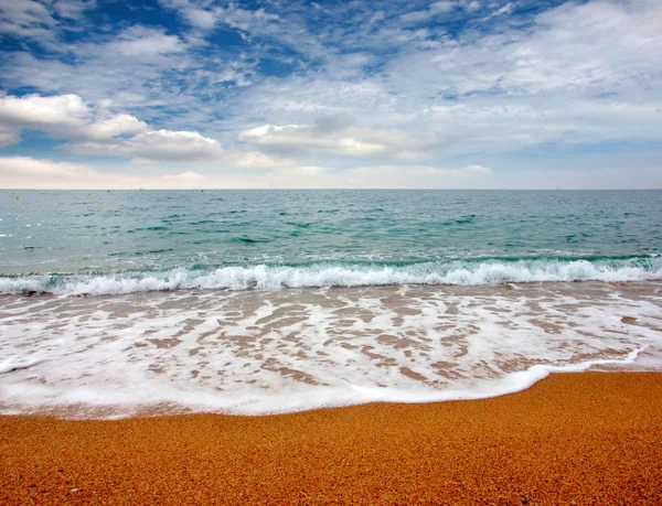 Güneşli yaz göğün altında güzel kumlu plaj