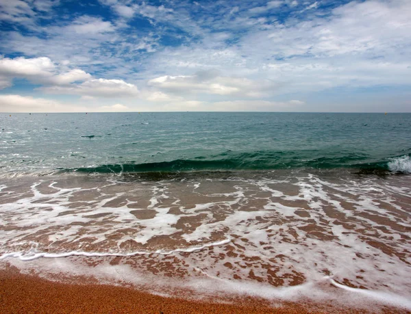 Güneşli yaz göğün altında güzel kumlu plaj