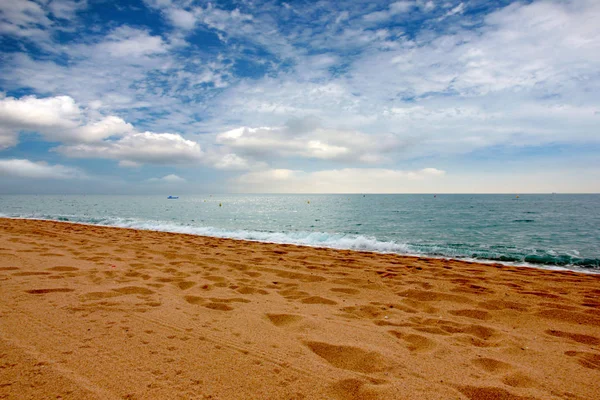 Güneşli yaz göğün altında güzel kumlu plaj