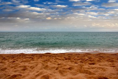 kumlu güneşli deniz plaj yaz göğün altında