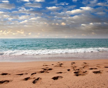 kumlu güneşli deniz plaj yaz göğün altında