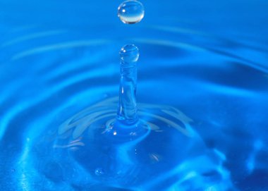 bir damla su isabet sonra sıvı desenli yüzeyi inanılmaz