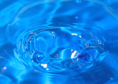 bir damla su isabet sonra sıvı desenli yüzeyi inanılmaz