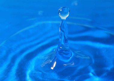 bir damla su isabet sonra sıvı desenli yüzeyi inanılmaz