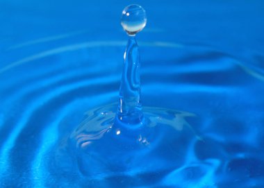 bir damla su isabet sonra sıvı desenli yüzeyi inanılmaz