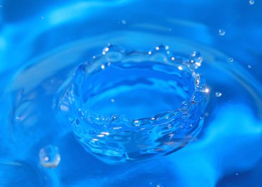 bir damla su isabet sonra sıvı desenli yüzeyi inanılmaz