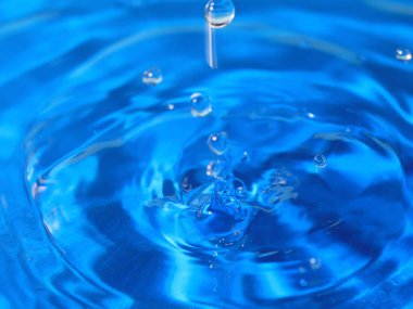 bir damla su isabet sonra sıvı desenli yüzeyi inanılmaz