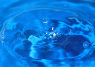 bir damla su isabet sonra sıvı desenli yüzeyi inanılmaz