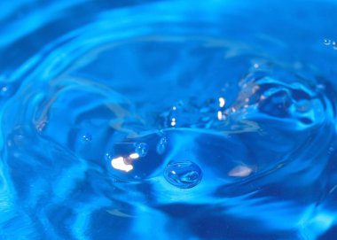 bir damla su isabet sonra sıvı desenli yüzeyi inanılmaz