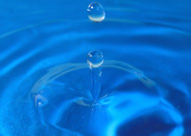 bir damla su isabet sonra sıvı desenli yüzeyi inanılmaz