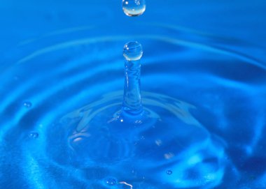 bir damla su isabet sonra sıvı desenli yüzeyi inanılmaz