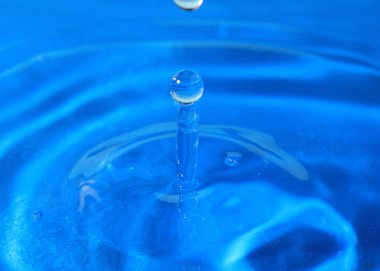 bir damla su isabet sonra sıvı desenli yüzeyi inanılmaz