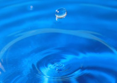 bir damla su isabet sonra sıvı desenli yüzeyi inanılmaz