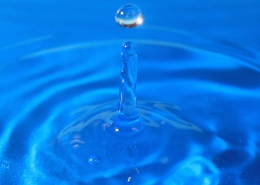 bir damla su isabet sonra sıvı desenli yüzeyi inanılmaz