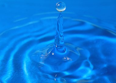 bir damla su isabet sonra sıvı desenli yüzeyi inanılmaz