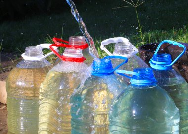 Plastik şişe içine temiz su dökme