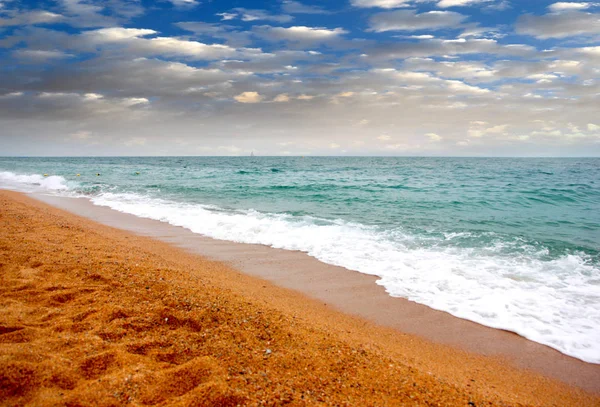 kumlu güneşli deniz plaj yaz göğün altında