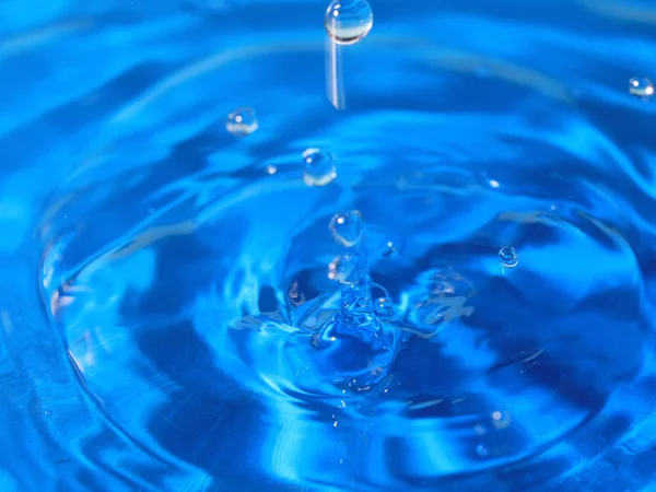 bir damla su isabet sonra sıvı desenli yüzeyi inanılmaz