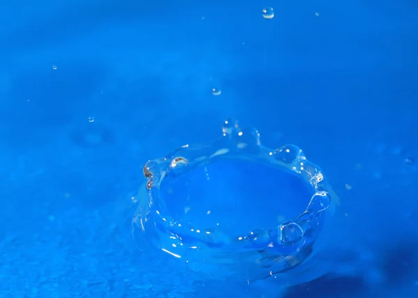 방울을 액체의 놀라운 패턴화 — 스톡 사진