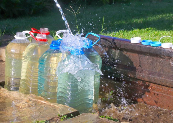 Wylewanie Wody Czystej Plastikowych Butelek — Zdjęcie stockowe